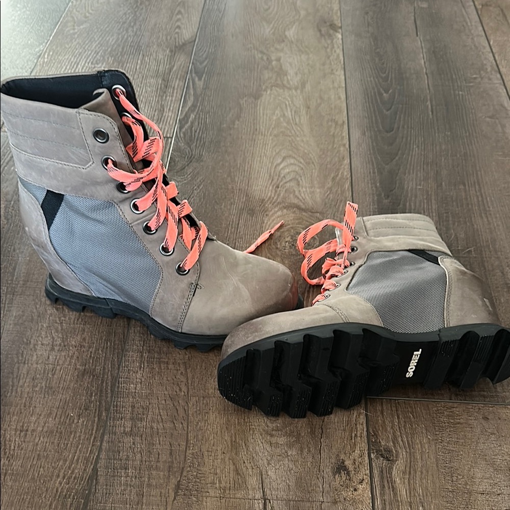 Sorel Tan and Gray Boots with Rugged Sole - Joan of Artic Size 9